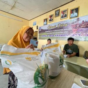 Pemdes Kramatlaban Salurkan 115 KPM Bantuan Pangan 2025